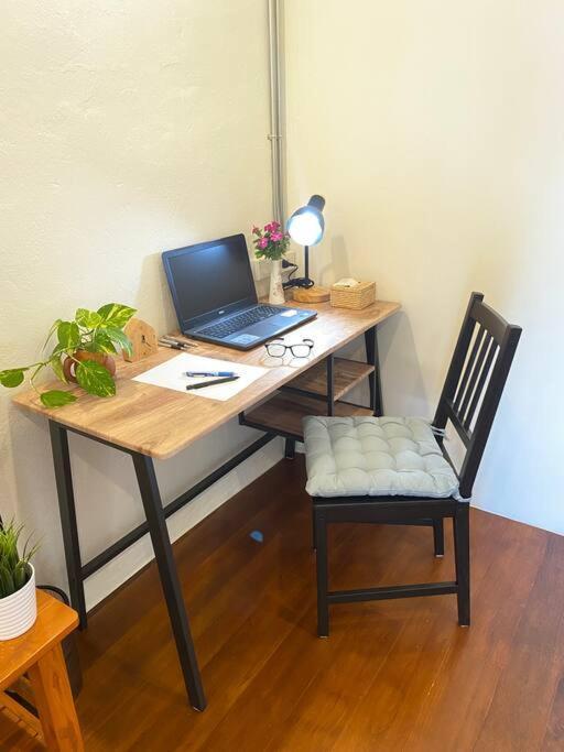 Apartment 1 Min Walk To Bts, 3 Bed 3 Bath, Entire House *