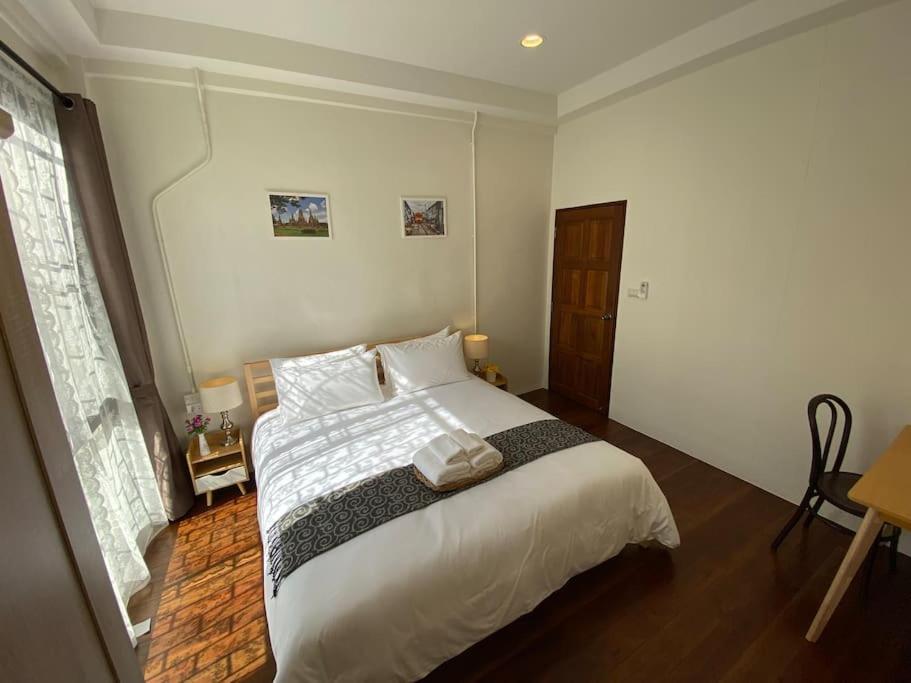 Apartment 1 Min Walk To Bts, 3 Bed 3 Bath, Entire House *