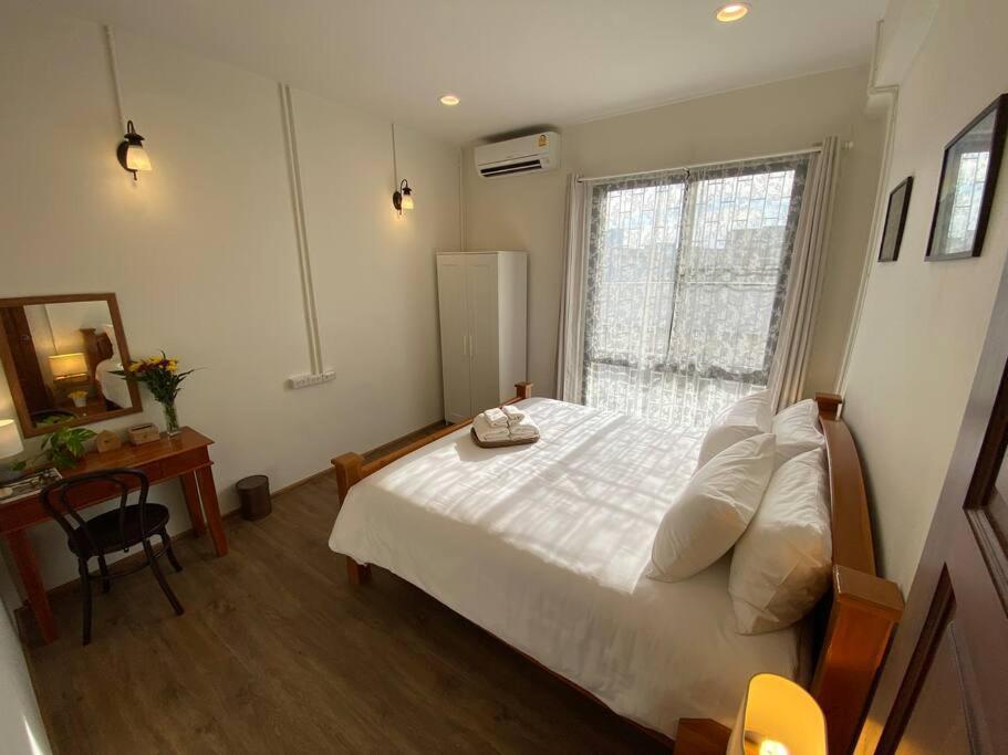 Apartment 1 Min Walk To Bts, 3 Bed 3 Bath, Entire House