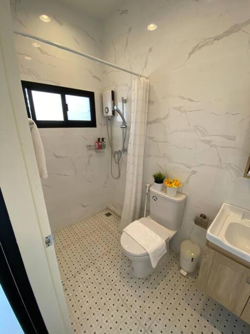 1 Min Walk To Bts, 3 Bed 3 Bath, Entire House *