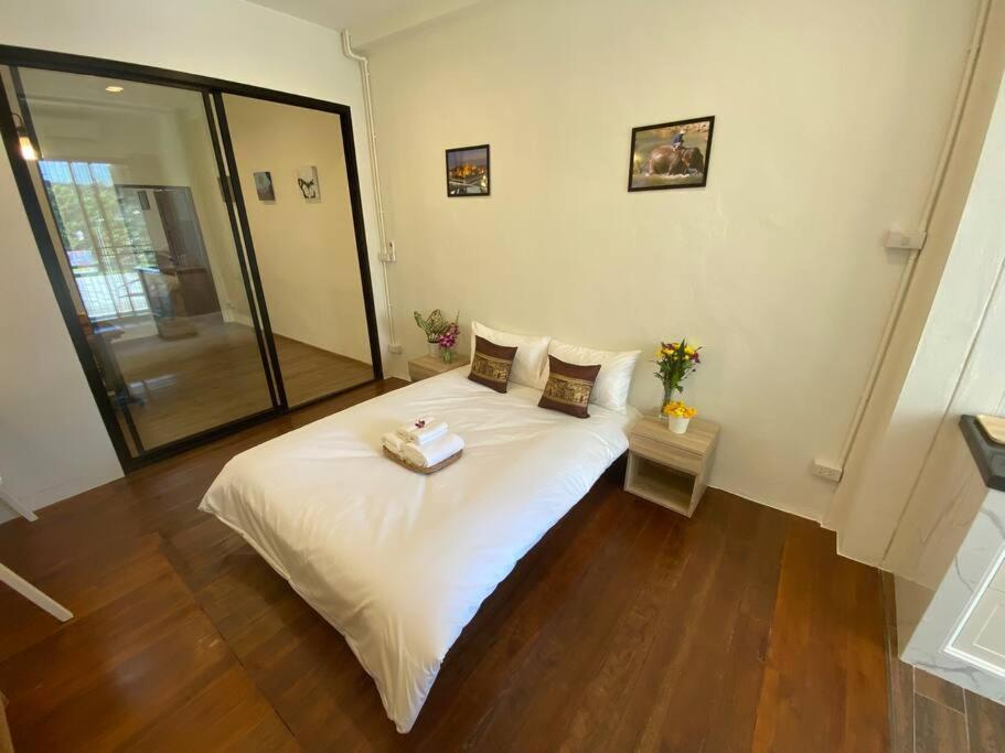 1 Min Walk To Bts, 3 Bed 3 Bath, Entire House Apartment Bangkok