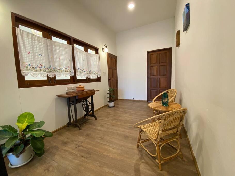 Apartment 1 Min Walk To Bts, 3 Bed 3 Bath, Entire House *