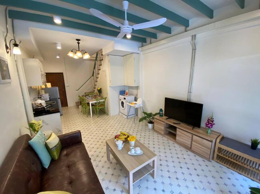 1 Min Walk To Bts, 3 Bed 3 Bath, Entire House Apartment Bangkok