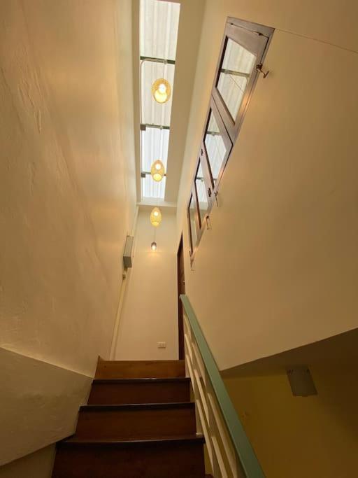 Apartment 1 Min Walk To Bts, 3 Bed 3 Bath, Entire House *