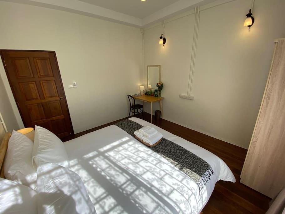 Apartment 1 Min Walk To Bts, 3 Bed 3 Bath, Entire House