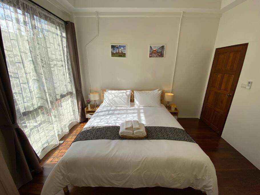 Apartment 1 Min Walk To Bts, 3 Bed 3 Bath, Entire House *