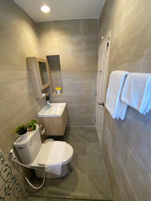 1 Min Walk To Bts, 3 Bed 3 Bath, Entire House Apartment