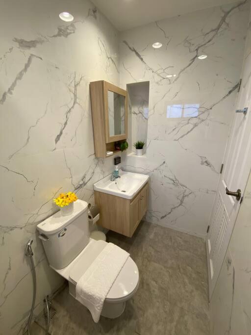 1 Min Walk To Bts, 3 Bed 3 Bath, Entire House Apartment *