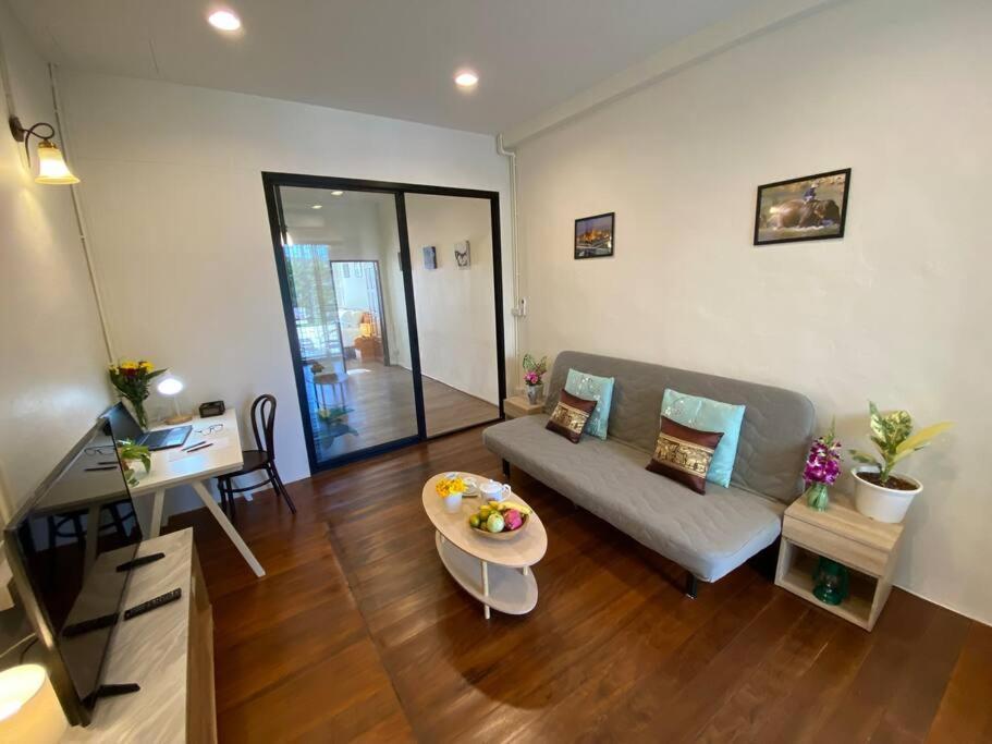 Apartment 1 Min Walk To Bts, 3 Bed 3 Bath, Entire House *