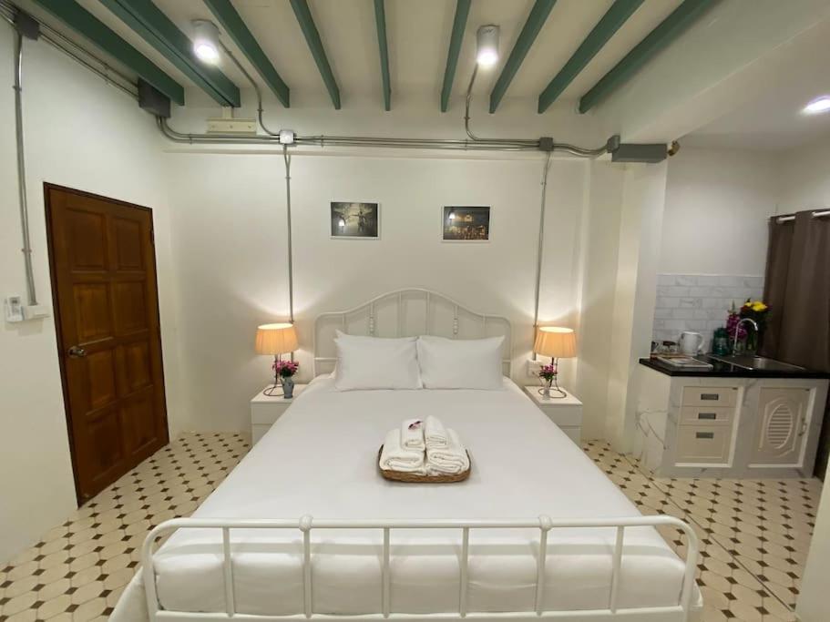 Apartment 1 Min Walk To Bts, 3 Bed 3 Bath, Entire House