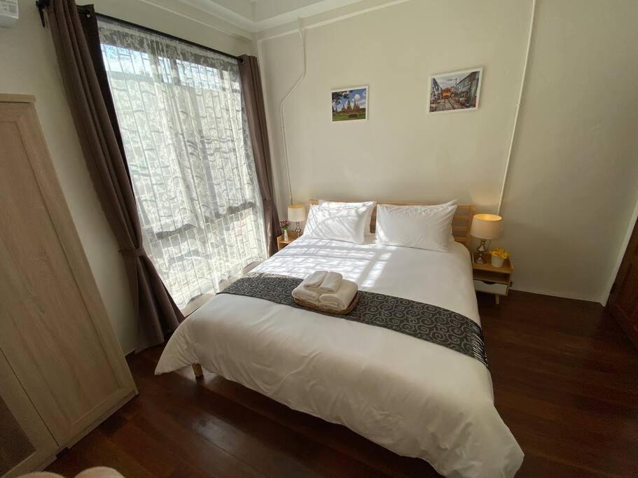 1 Min Walk To Bts, 3 Bed 3 Bath, Entire House * Bangkok