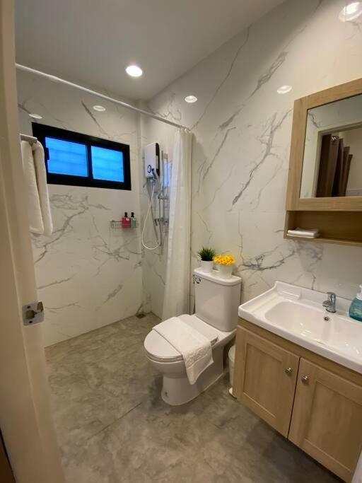 Apartment 1 Min Walk To Bts, 3 Bed 3 Bath, Entire House