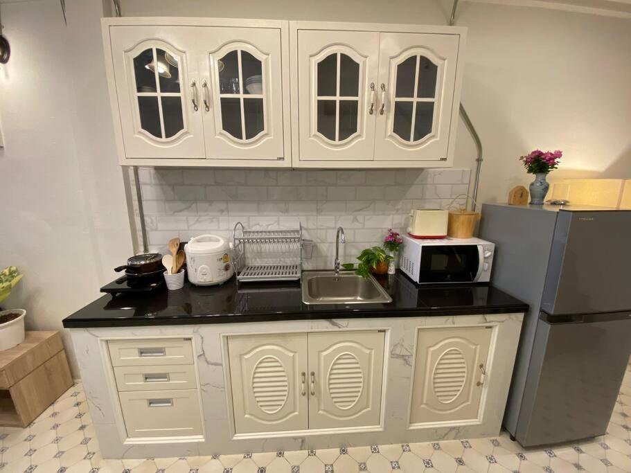 Apartment 1 Min Walk To Bts, 3 Bed 3 Bath, Entire House