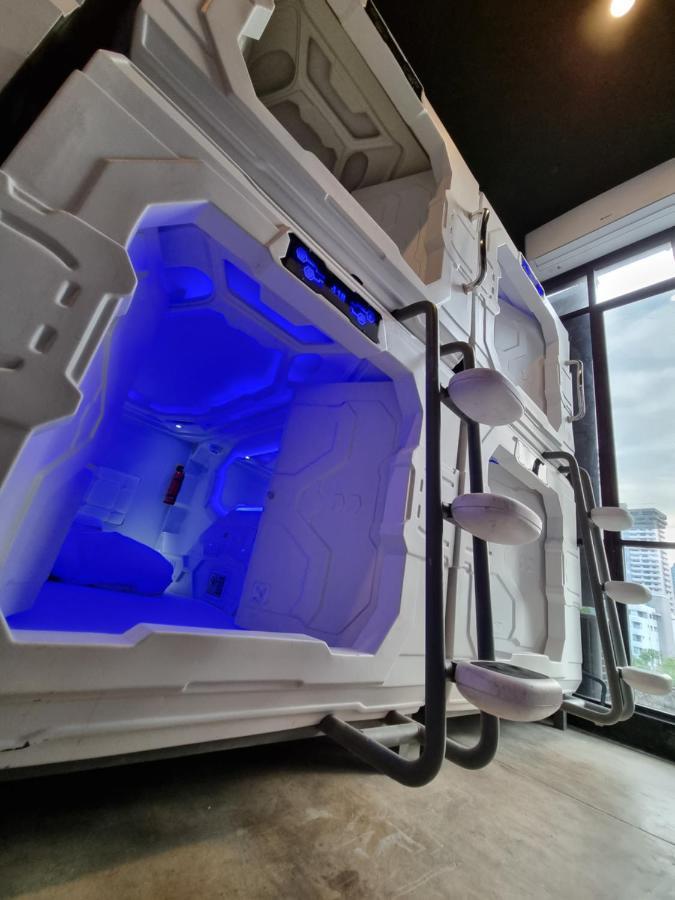 Met A Space Pod @phrom Phong Albergue