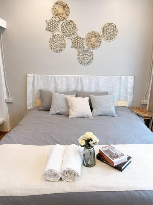 Apartemen Unwind In Oldtown, Private Floor, Near Grand Palace Bangkok