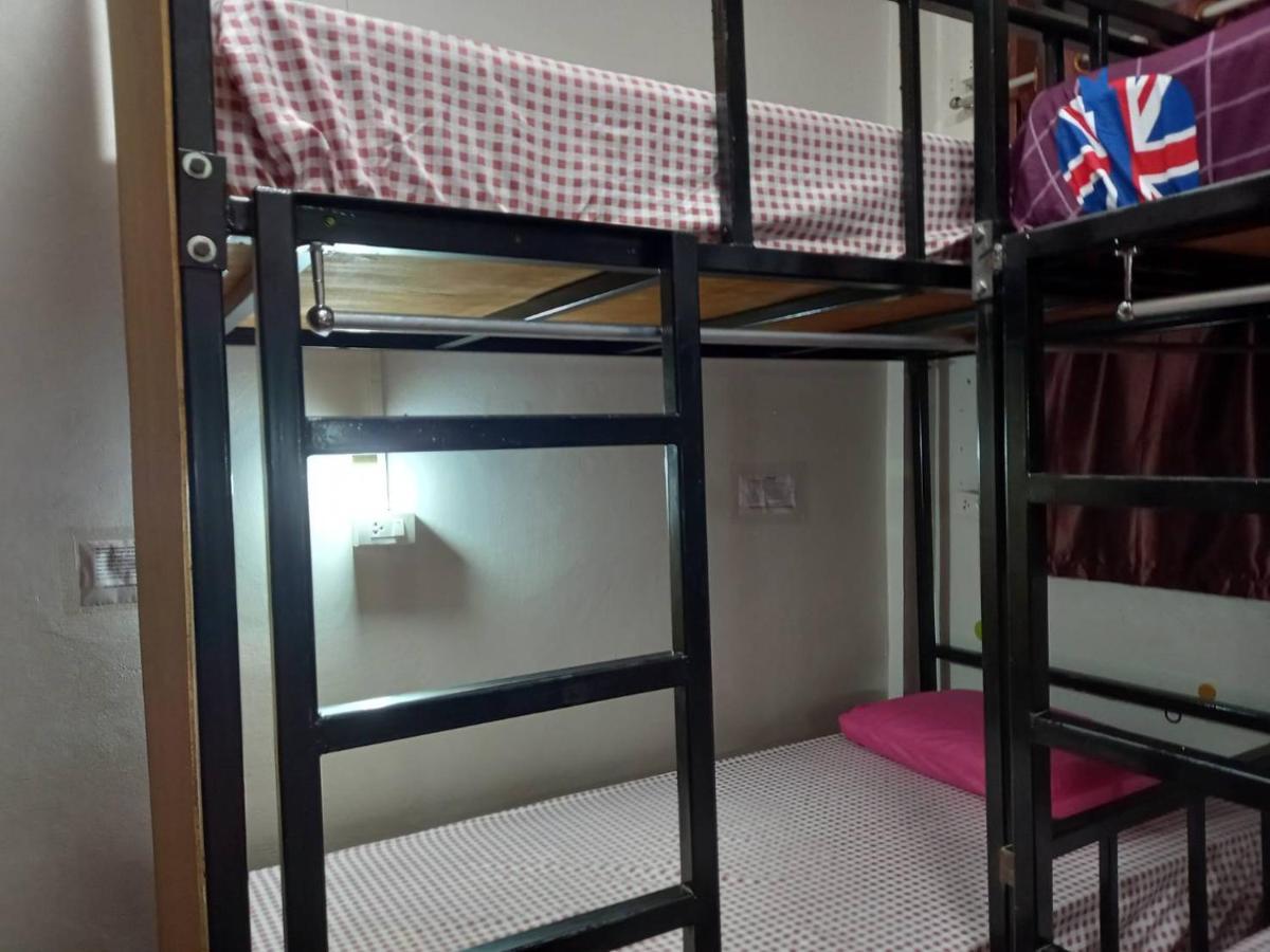 Sleepwith Me Albergue *