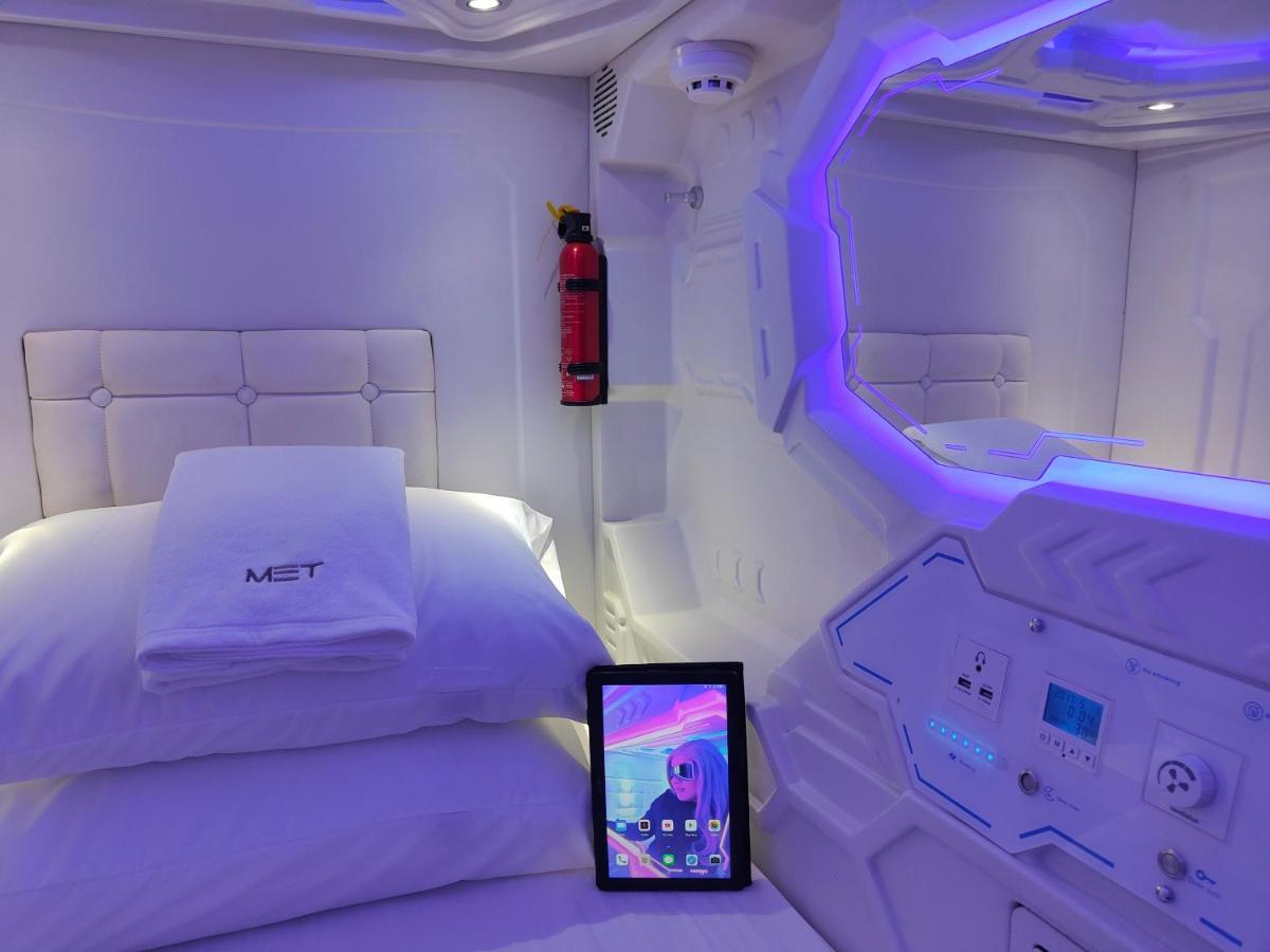 Met A Space Pod @phrom Phong * Banguecoque