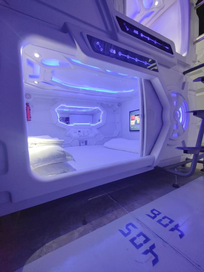 Albergue Met A Space Pod @phrom Phong *