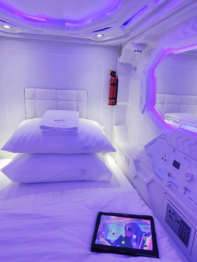 Met A Space Pod @phrom Phong Albergue Banguecoque