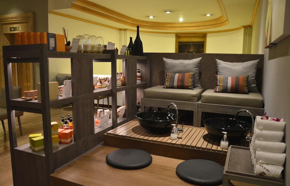 Arnoma Hotel 4*