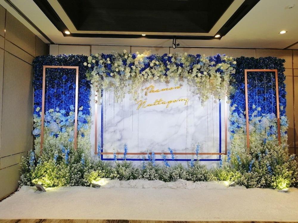 Khách sạn The Four Wings 4*