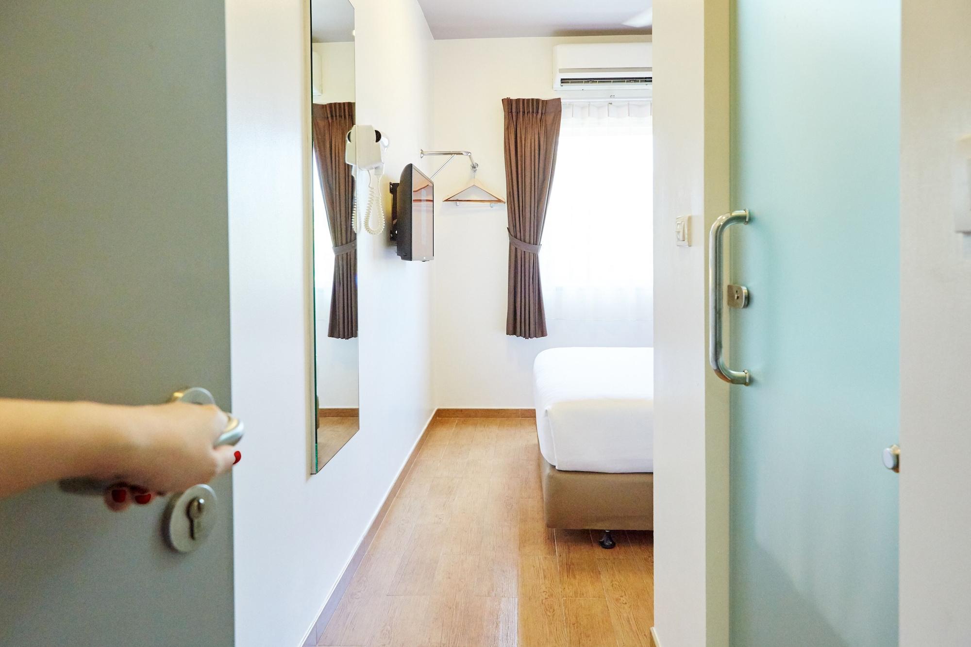 Red Planet Asoke - Sha Extra Hotel
