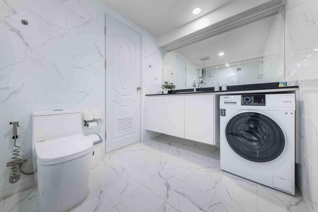 Skyline View, Great Location, Spacious Apartment, Apartment Bangkok