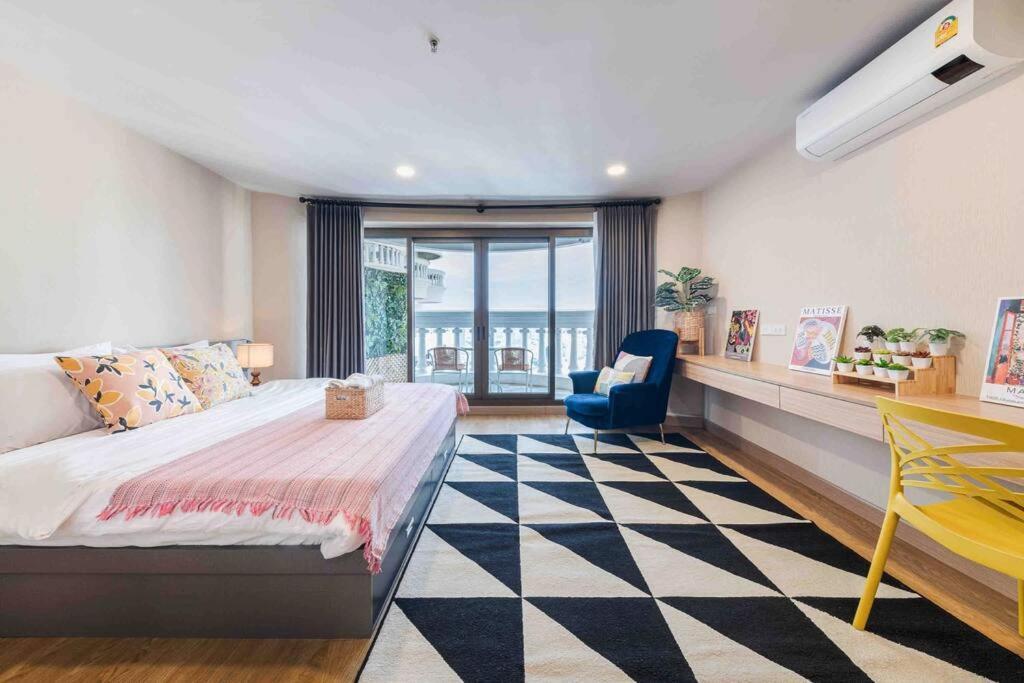 Skyline View, Great Location, Spacious Apartment, *