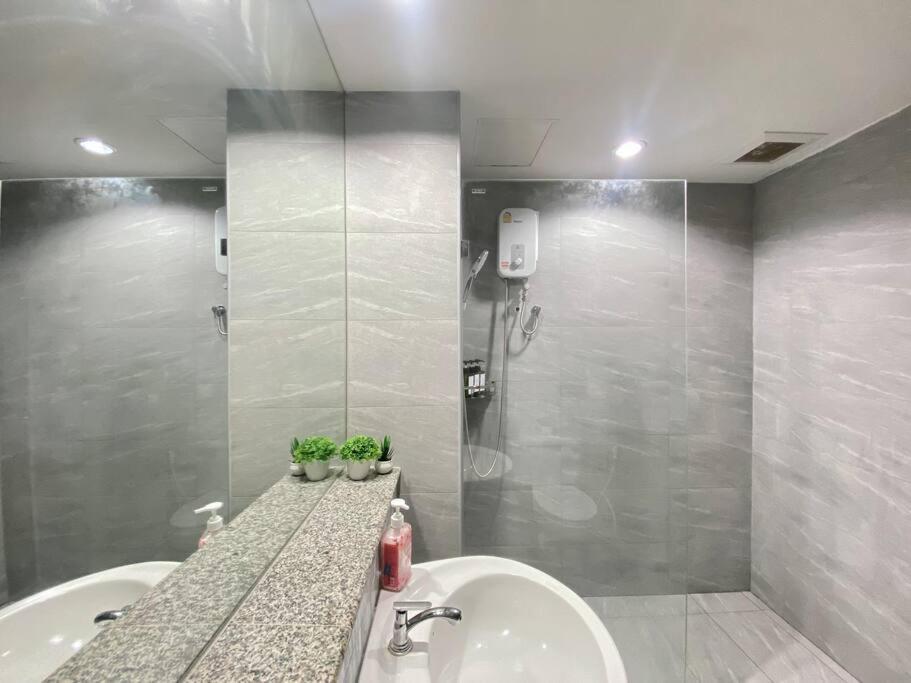 Baan Nonzee Kingsize Bed Big In Sathorn Apartemen