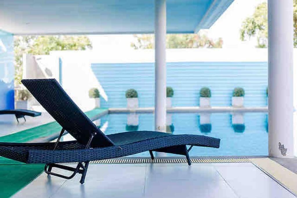 Comfy Close To Bkk Airport, Workspace, Food Marts, Quiet Place To