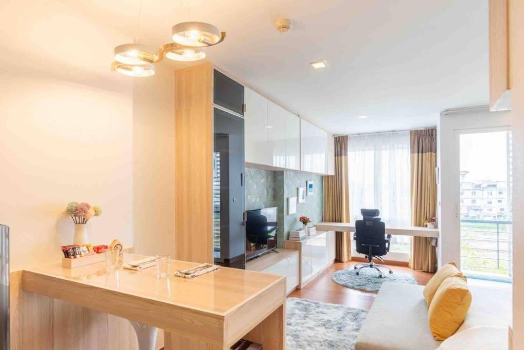 Comfy Close To Bkk Airport, Workspace, Food Marts, Quiet Place To Apartment *