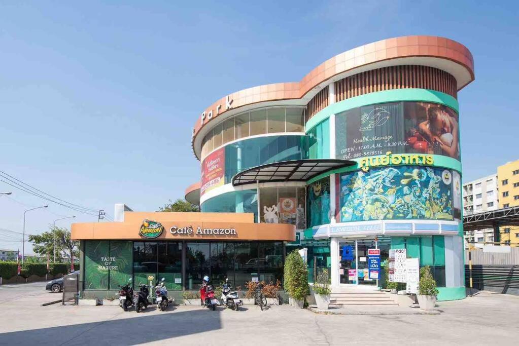 Comfy Close To Bkk Airport, Workspace, Food Marts, Quiet Place To Apartment Bangkok