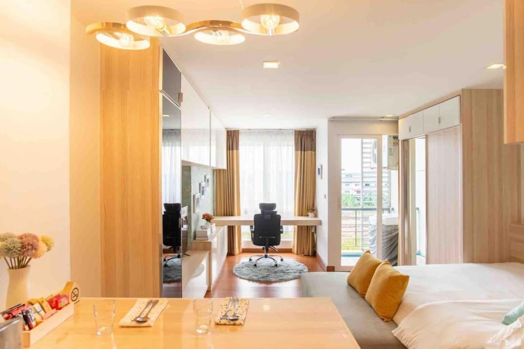Comfy Close To Bkk Airport, Workspace, Food Marts, Quiet Place To Apartment *
