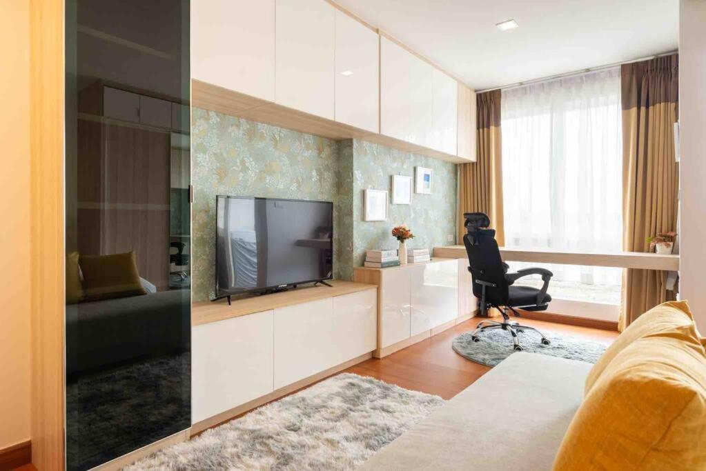 Comfy Close To Bkk Airport, Workspace, Food Marts, Quiet Place To Apartment Bangkok