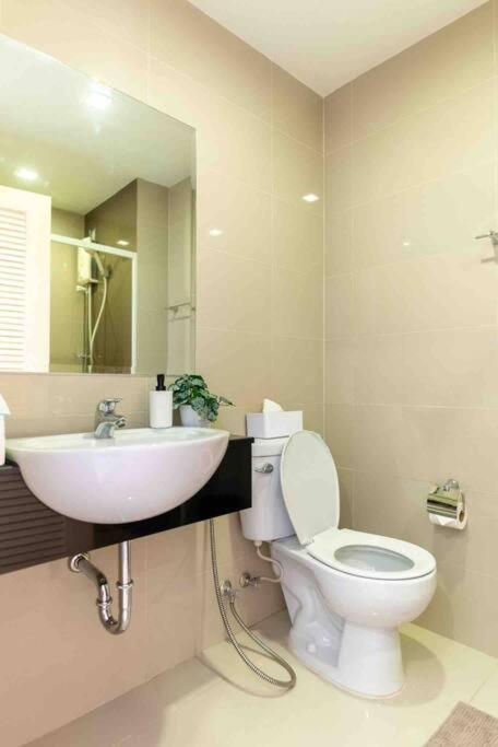 Comfy Close To Bkk Airport, Workspace, Food Marts, Quiet Place To