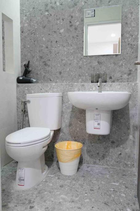 Cheri's Homestay: Townhouse Near Thong Lo Bts Villa Bangkok