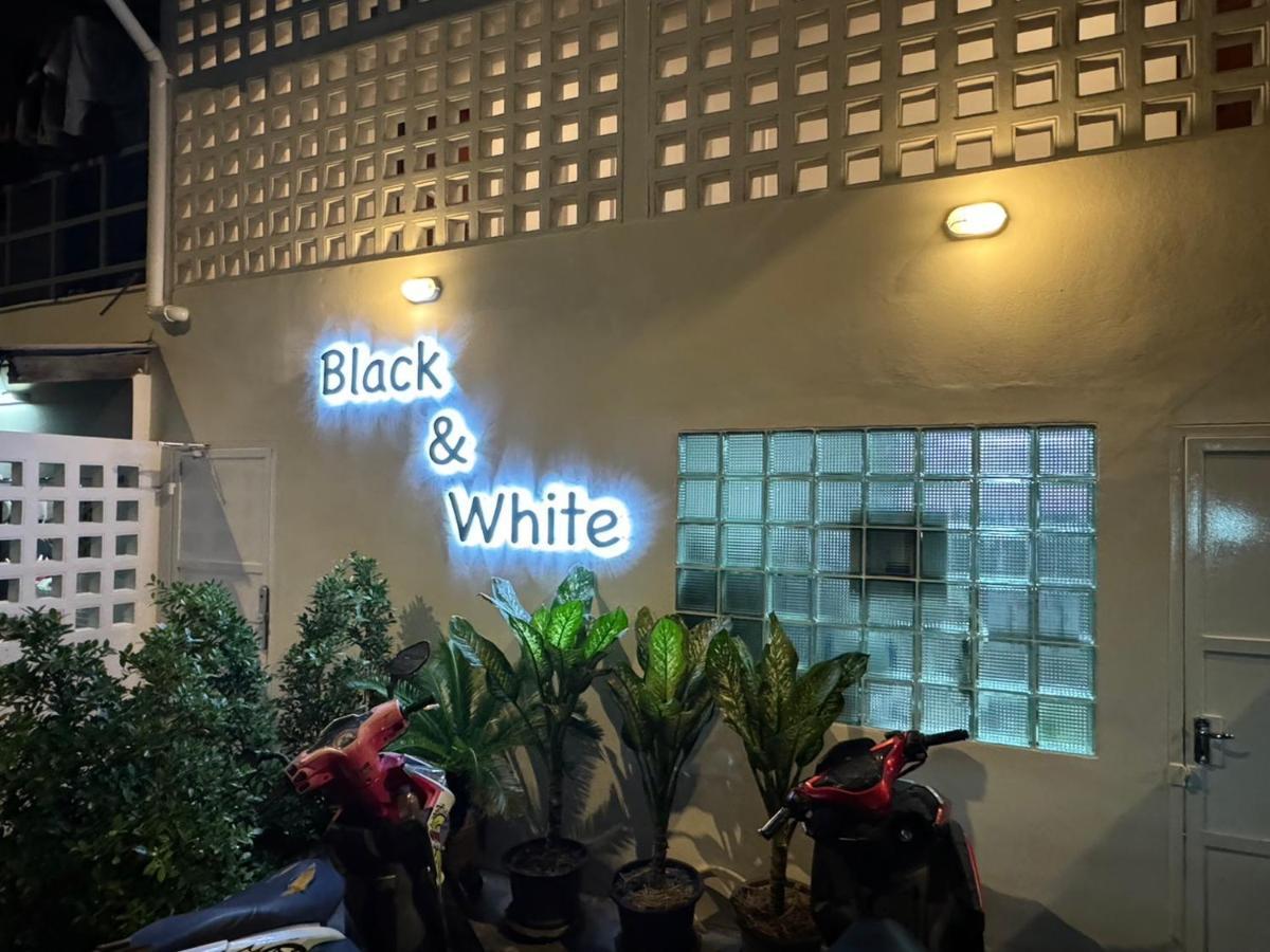 Mr Black & Ms White -self Check In Pangsapuri *