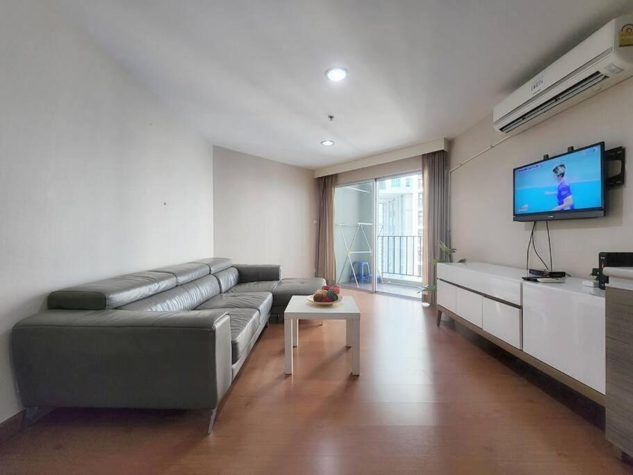 3 Bed 2 Bath Unit Near Jodd Fair Market * Bangkok
