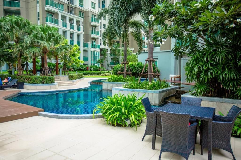 3 Bed 2 Bath Unit Near Jodd Fair Market * Bangkok