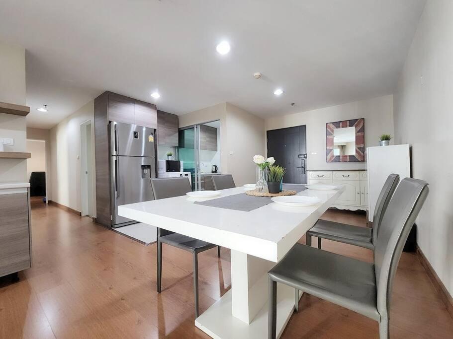 3 Bed 2 Bath Unit Near Jodd Fair Market * Bangkok