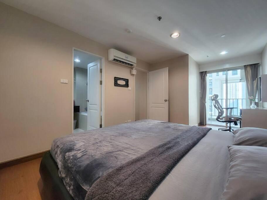 3 Bed 2 Bath Unit Near Jodd Fair Market Apartment Bangkok
