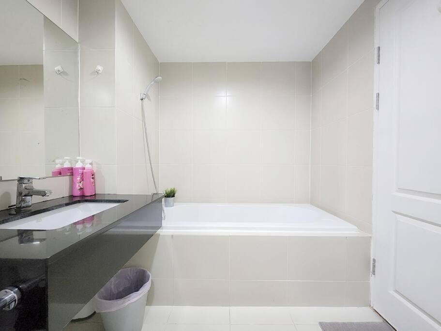 3 Bed 2 Bath Unit Near Jodd Fair Market Bangkok