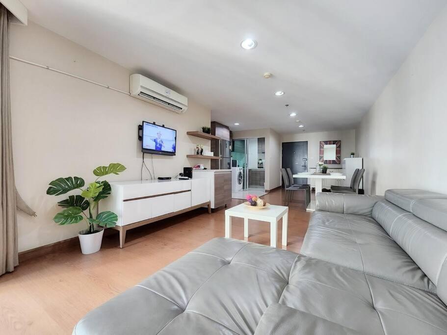 Apartment 3 Bed 2 Bath Unit Near Jodd Fair Market Bangkok