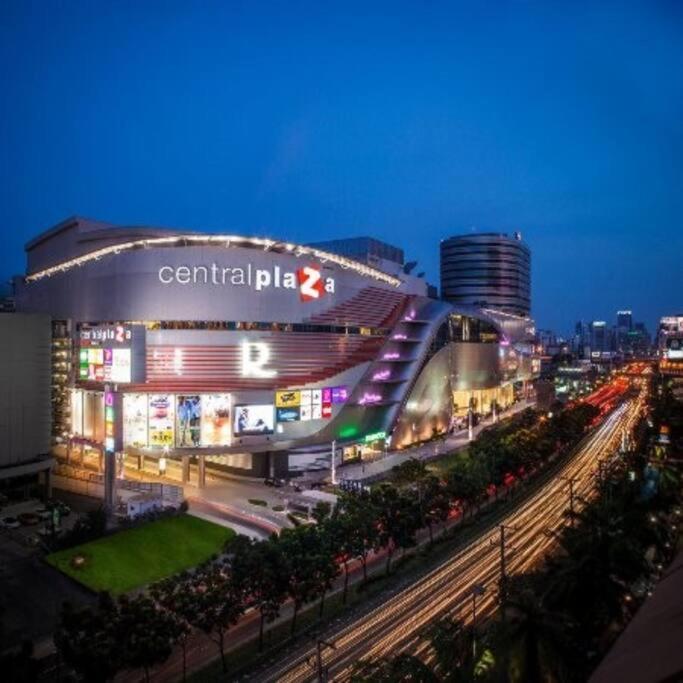 3 Bed 2 Bath Unit Near Jodd Fair Market * Bangkok