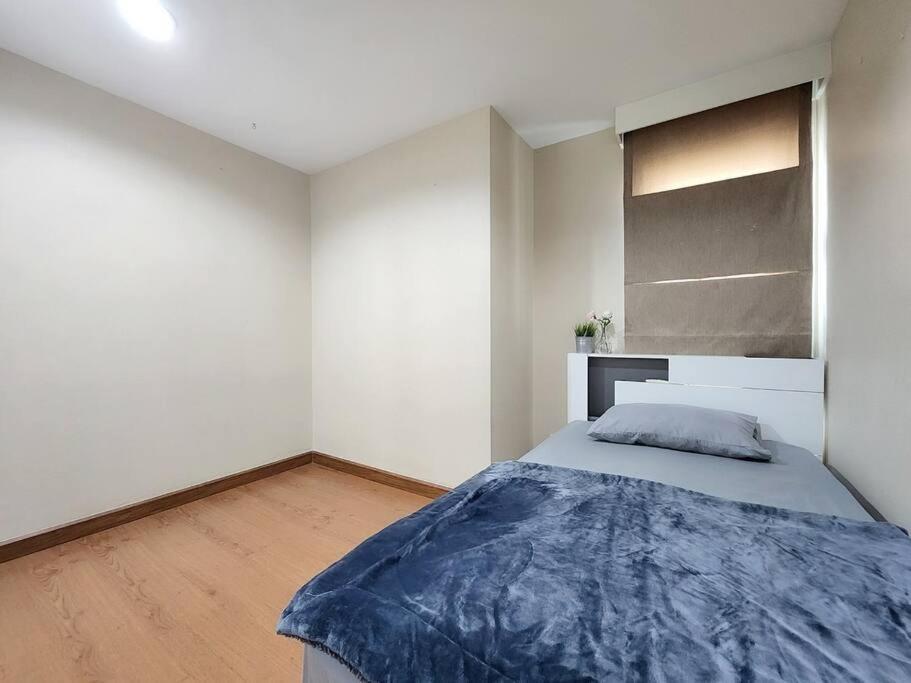 3 Bed 2 Bath Unit Near Jodd Fair Market Apartment Bangkok