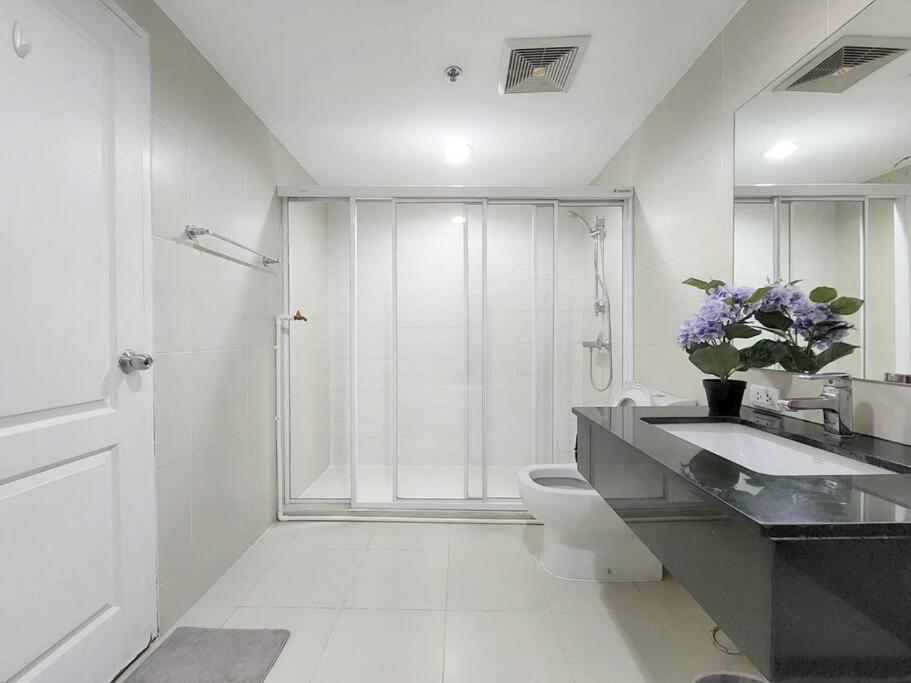 Apartment 3 Bed 2 Bath Unit Near Jodd Fair Market *