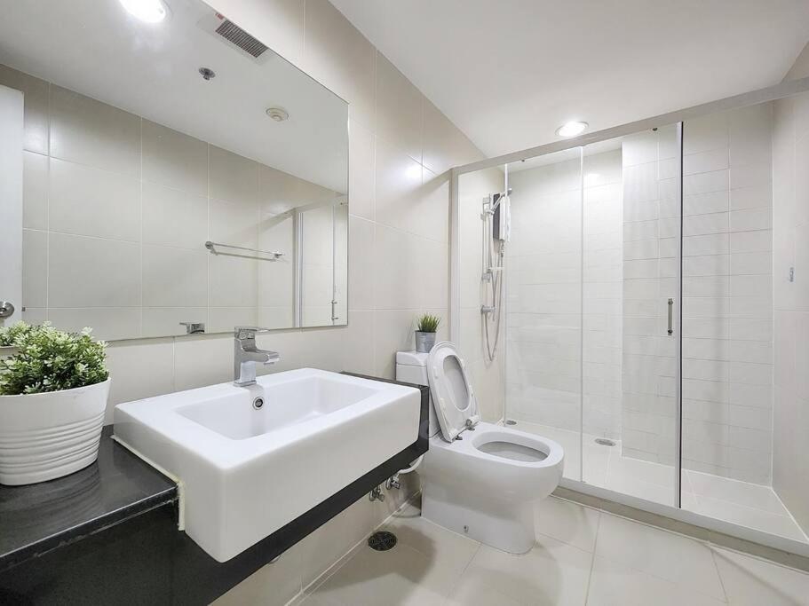 3 Bed 2 Bath Unit Near Jodd Fair Market Apartment Bangkok