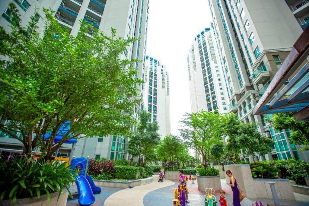 3 Bed 2 Bath Unit Near Jodd Fair Market * Bangkok