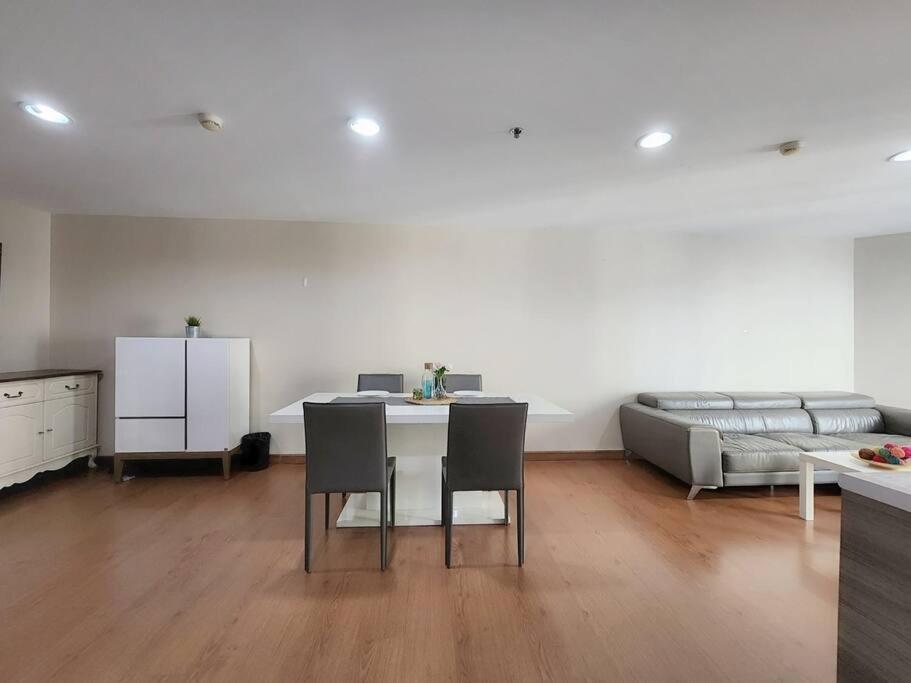 Apartment 3 Bed 2 Bath Unit Near Jodd Fair Market Bangkok