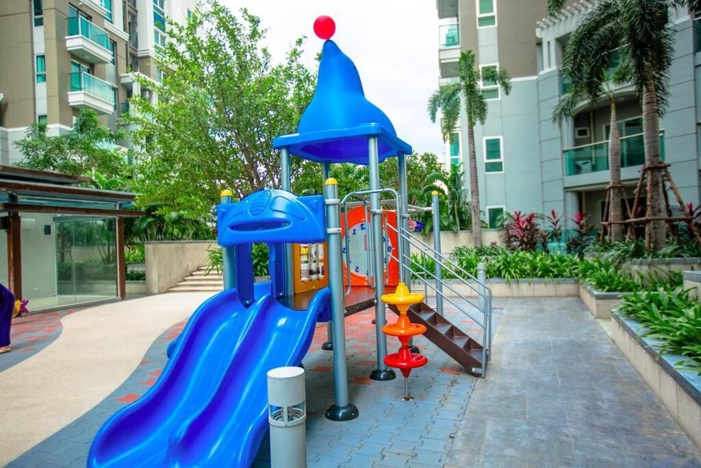 3 Bed 2 Bath Unit Near Jodd Fair Market Bangkok